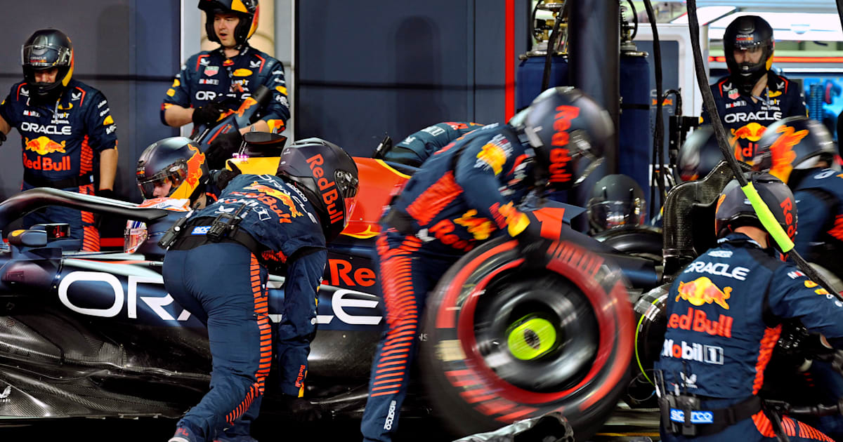 Oracle Red Bull Racing F1 pit crew performing a high-speed pit stop during a Formula 1 race