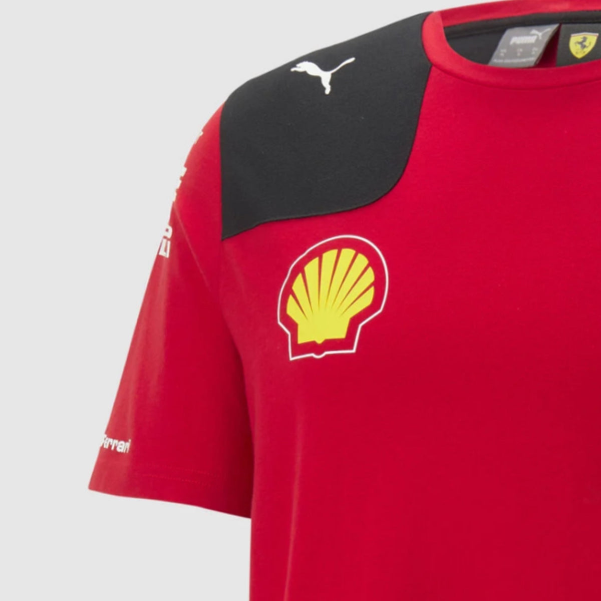 Casquette Officielle Scuderia Ferrari F1 2022 – PUMA Team Cap Logo Cheval Cabré & Drapeau Italien